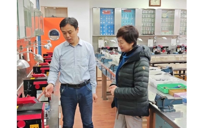 央視主持人敬一丹老師到北京師范大學(xué)附屬實驗中學(xué)參觀